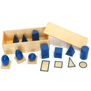 Moyo Montessori Moyo Montessori Geometrická tělesa s podstavci a krabicí