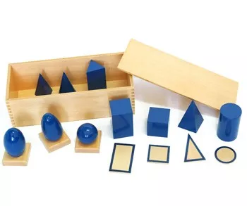 Moyo Montessori Moyo Montessori Geometrická tělesa s podstavci a krabicí