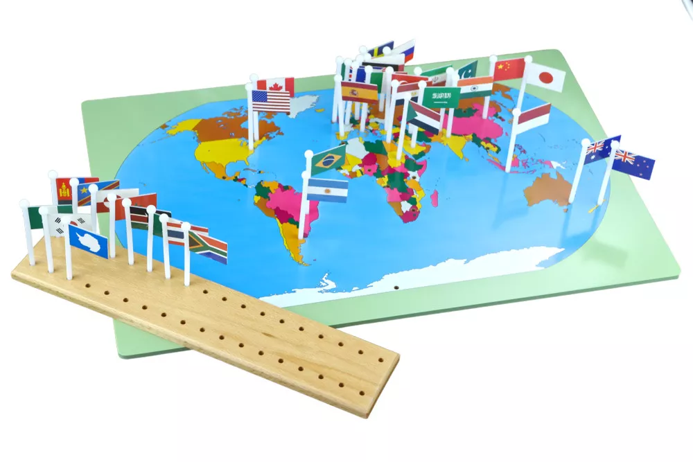 Moyo Montessori Moyo Montessori Svět - mapa s vlajkami (na stojánku)